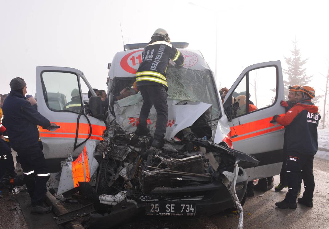 Kaza ihbarına gidiyorlardı, kendileri kazazede oldu 6